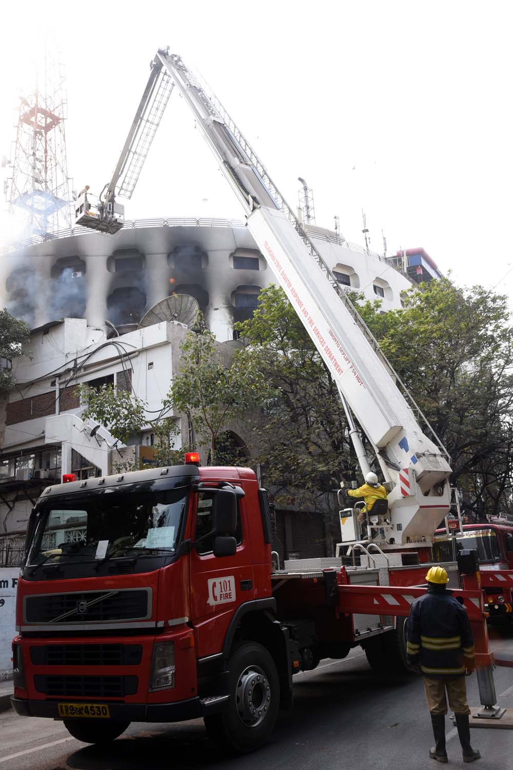 Massive fire breaks out at Khan Lateef Khan building