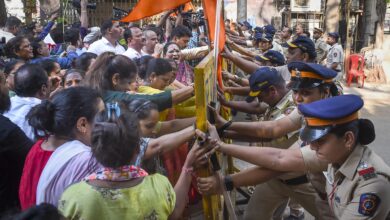 Shiv Sena members protest against Ravi Rana