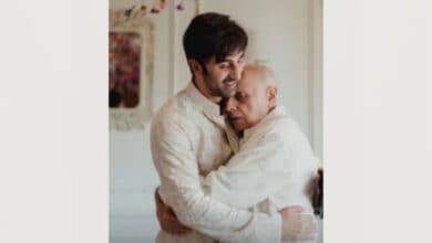 Mahesh Bhatt emotionally hugs Ranbir Kapoor, picture goes viral