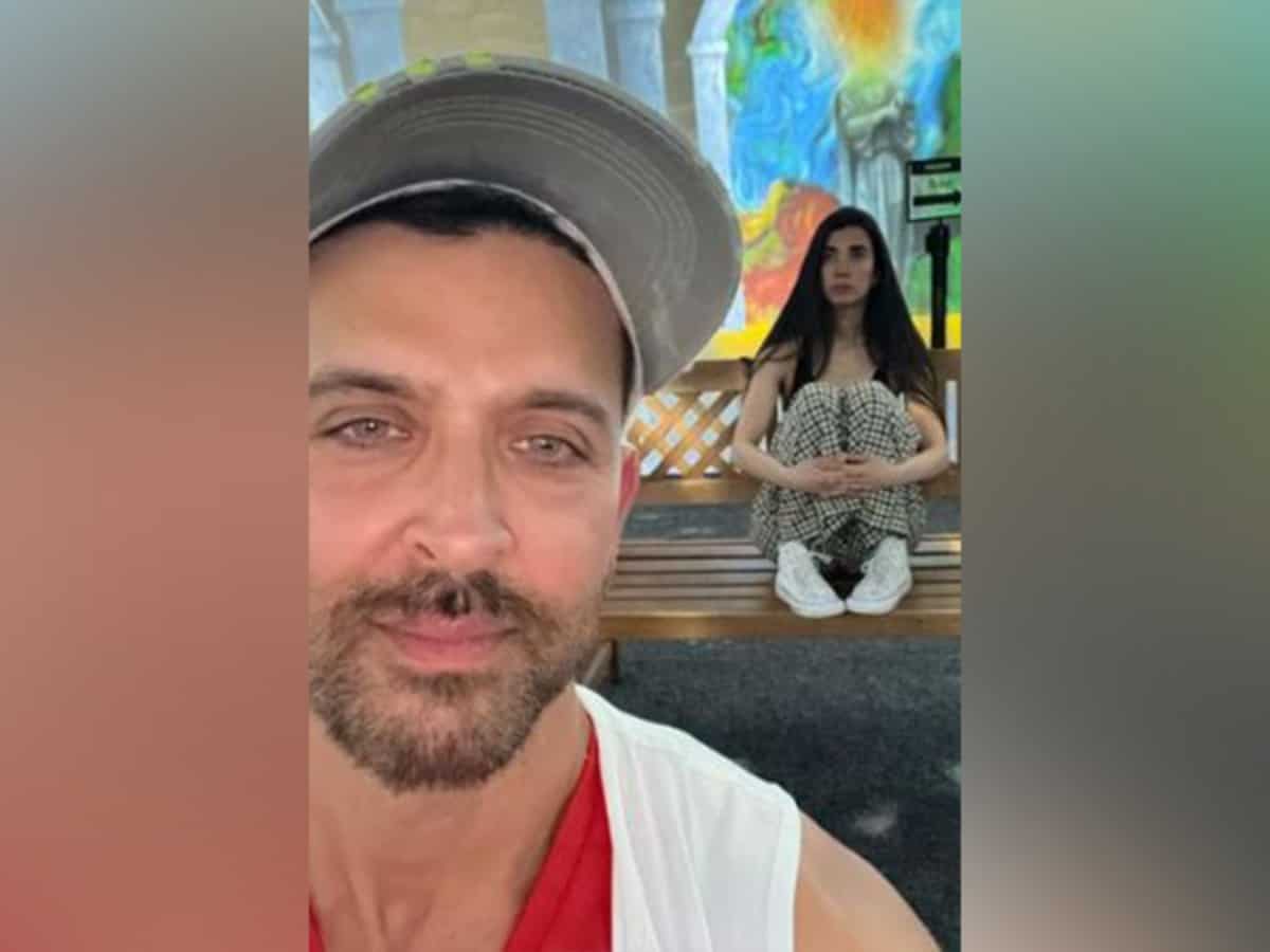 Hrithik Roshan's new pic with gf Saba Azad leaves fans in awe