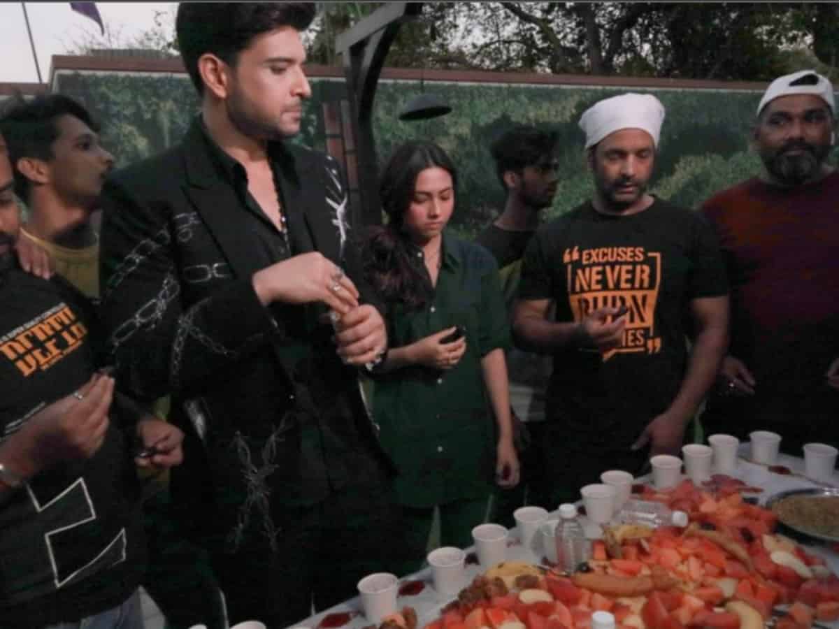 Ramzan 2023: Karan Kundrra hosts Iftar party [Video]