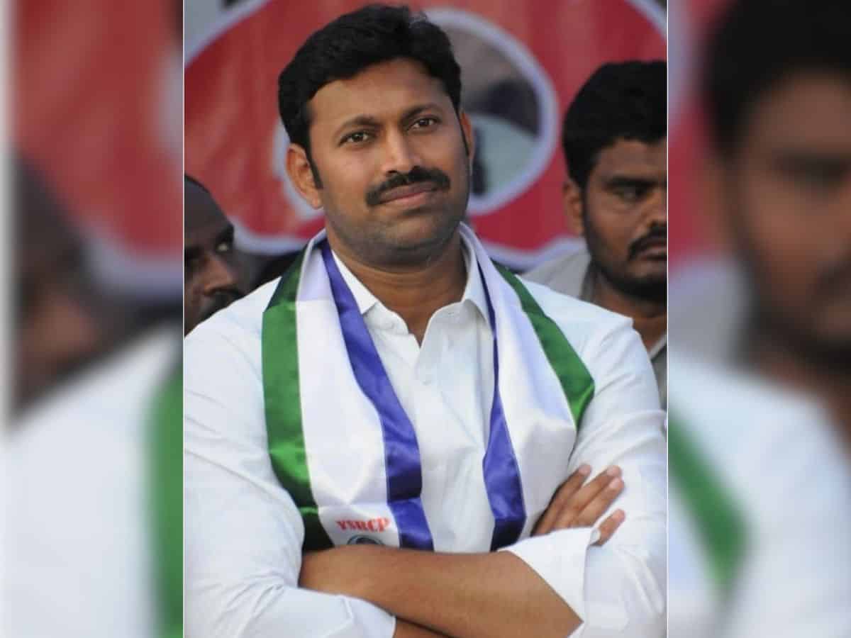 Kadapa MP Avinash Reddy reaches Hyderabad with mother