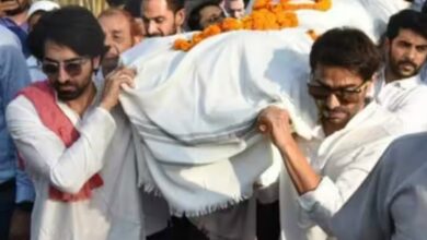 Netizens slams Ayushmann Khurrana for wearing googles in father's funeral