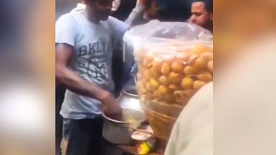 Pani puri on tracks; Passengers enjoy tangy street food in moving train