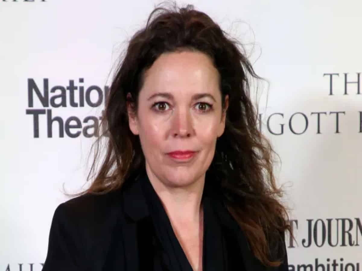 Olivia Colman says that harassment by paparazzi forced her to leave her London home