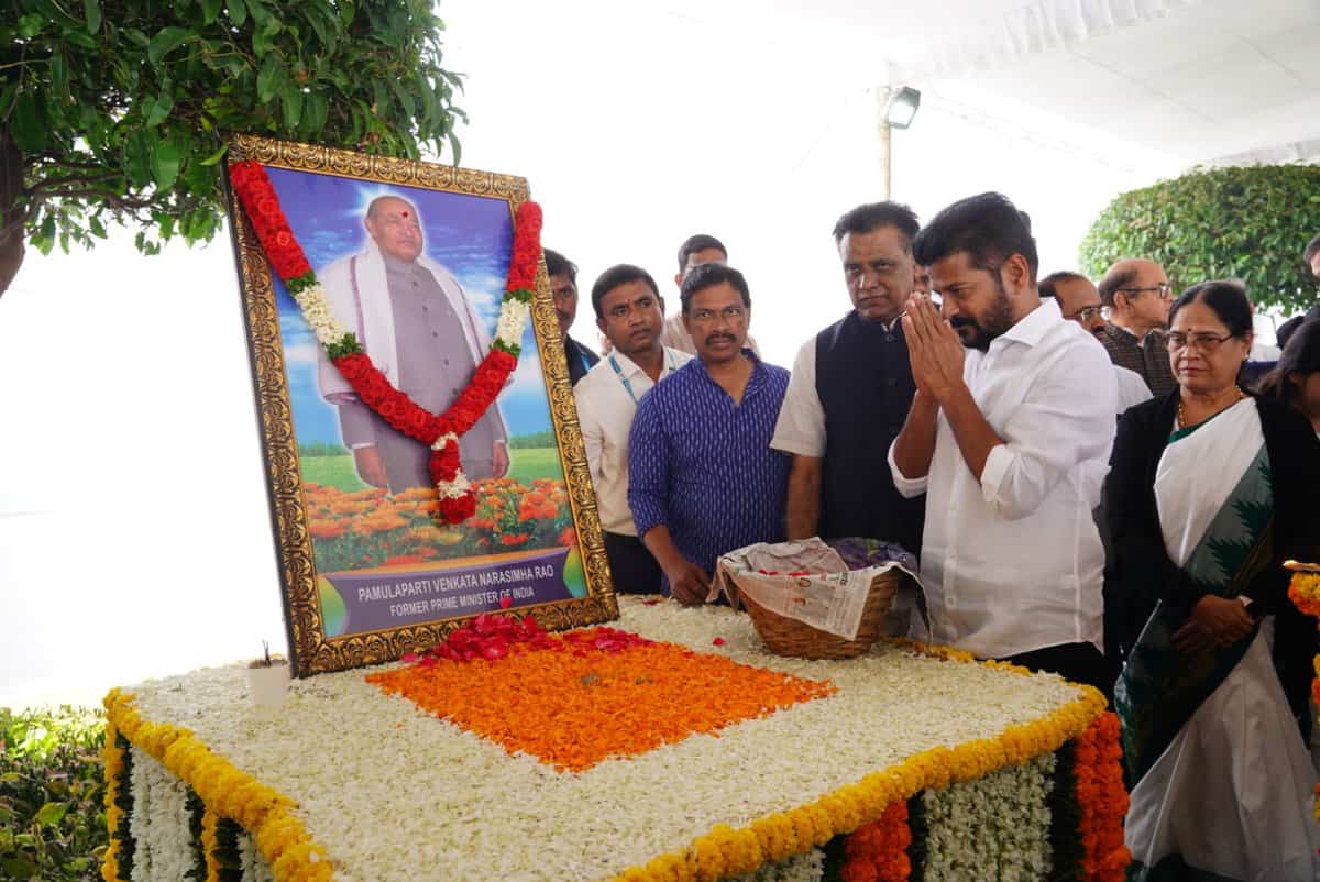 Revanth, KR pay tributes to PV Narasimha Rao on his death anniversary