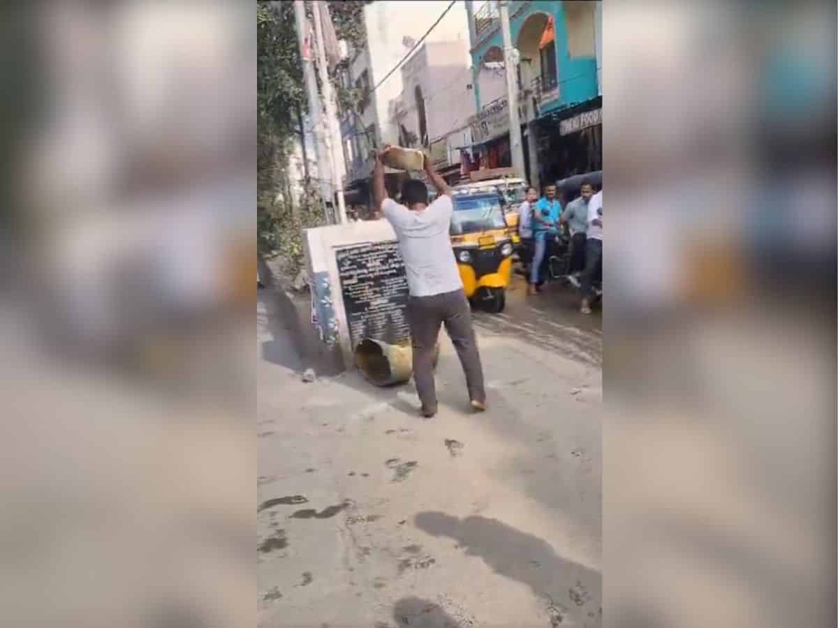 Hyderabad: Man destroys Prof Jayashankar's statue, KTR demands action