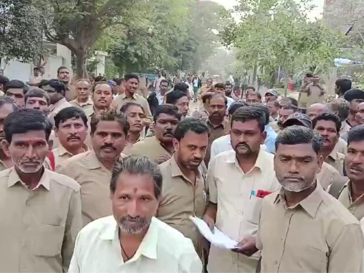 Video: TSRTC employees stage protest at Telangana CM's residence