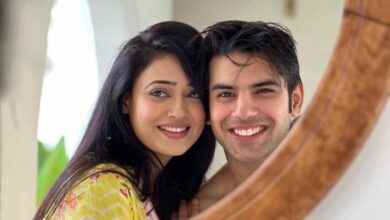 Shweta Tiwari dating Varun Kasturia? Netizens react to their cosy mirror selfie