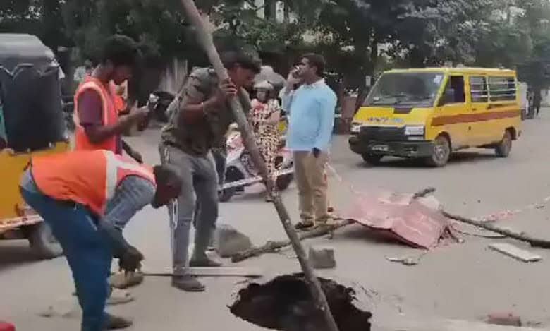 Hyderabad: Sinkhole causes panic among commuters in Miyapur