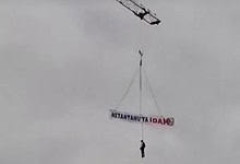 A crane in Turkey displaying an effigy of Israeli Prime Minister Benjamin Netanyahu with a banner reading “Netanyahu’ya İdam,” meaning “Death penalty for Netanyahu.”