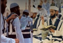 Indian pilgrims with sensory disabilities during their visit to the Prophet’s Mosque in Madinah, reciting from the Qur’an and guided by volunteers.