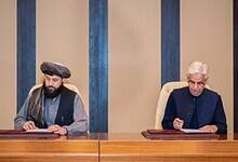 Pakistani Defence Minister Khawaja Asif, center right, and Afghan Defence Minister Mullah Muhammad Yaqoob sign a ceasefire agreement in Doha, Qatar.