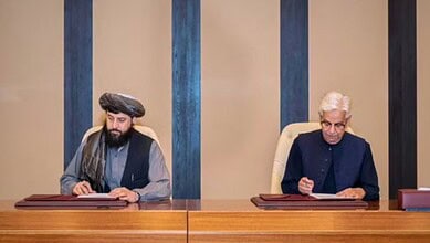 Pakistani Defence Minister Khawaja Asif, center right, and Afghan Defence Minister Mullah Muhammad Yaqoob sign a ceasefire agreement in Doha, Qatar.