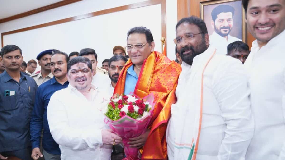 Mohammed Azharuddin with Telangana transport minister Ponnam Prabhakar
