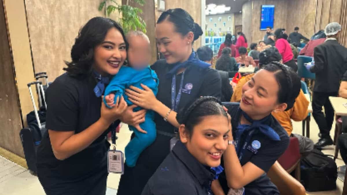 IndiGo flight attendants play with toddler in a heartwarming moment