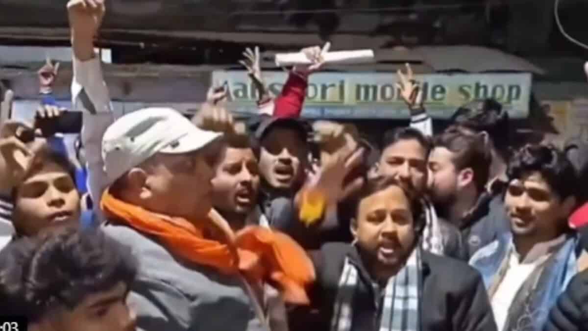 Right-wing outfit protest against the wedding reception of a Hindu girl and Muslim man in Uttar Pradesh's Shahjahanpur, family cancels the event