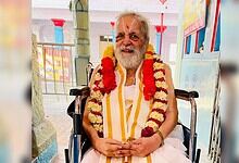 Senior priest MV Soundararajan in traditional attire at Chilkur Balaji Temple, passing away at age 90.