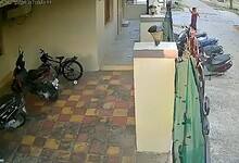 A woman chases chain snatchers in Telangana