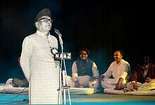 Sulaiman Khateeb, the renowned Dakhni shayeri poet, delivering a powerful recitation during a cultural ev.