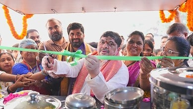 Ponam Prabhakar inaugurates the Indira Mahila Shakti canteen