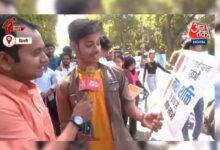 Aaj Tak reporter in conversation with a student at the protest.