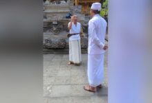 Hindu tourist argues with priest at Bali's Pura Tirta Empul
