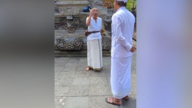 Hindu tourist argues with priest at Bali's Pura Tirta Empul