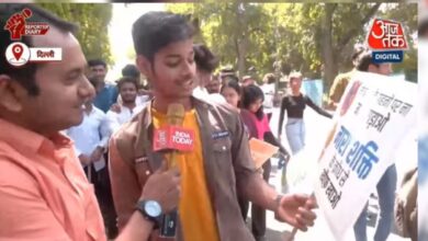 Aaj Tak reporter in conversation with a student at the protest.