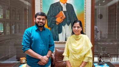 Congress NE Delhi candidate Kanhaiya Kumar meets Kejriwal's wife