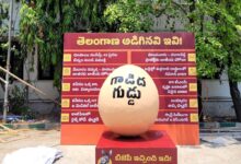 A giant model of an egg was erected on a platform on which the picture of a joyful-looking donkey was seen saying “This is what BJP has given.”