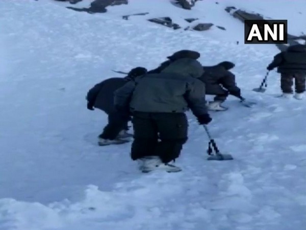 10 trapped after avalanche hits Ladakh