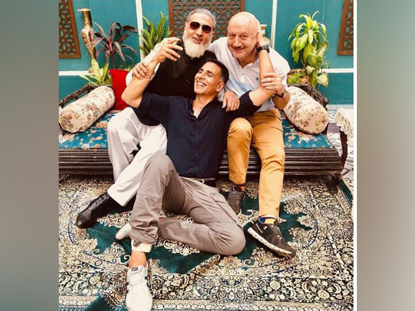 Akshay Kumar shares adorable picture with his B-town “friends”