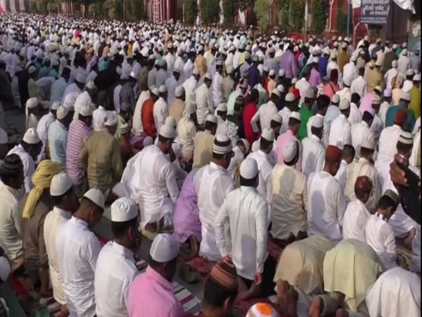 Eid-ul-Fitr: Devotees offer prayers in Aligarh