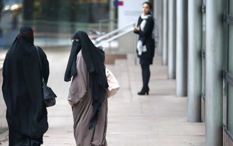 Saudi-Women-Workers