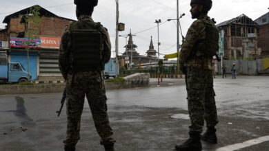 Kashmiris in long queue for two minutes phone call