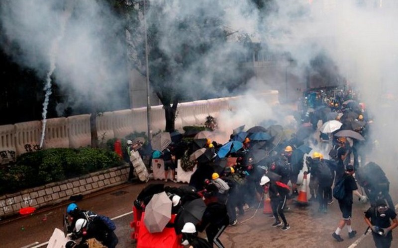 Hong Kong: Protestors clash with riot police, petrol bombs replied with water cannons