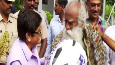 Puducherry: LG Kiran Bedi felicitates Sadhguru Jaggi Vasudev