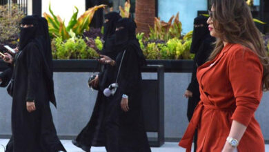 Saudi woman turns heads as she walks through mall without abaya