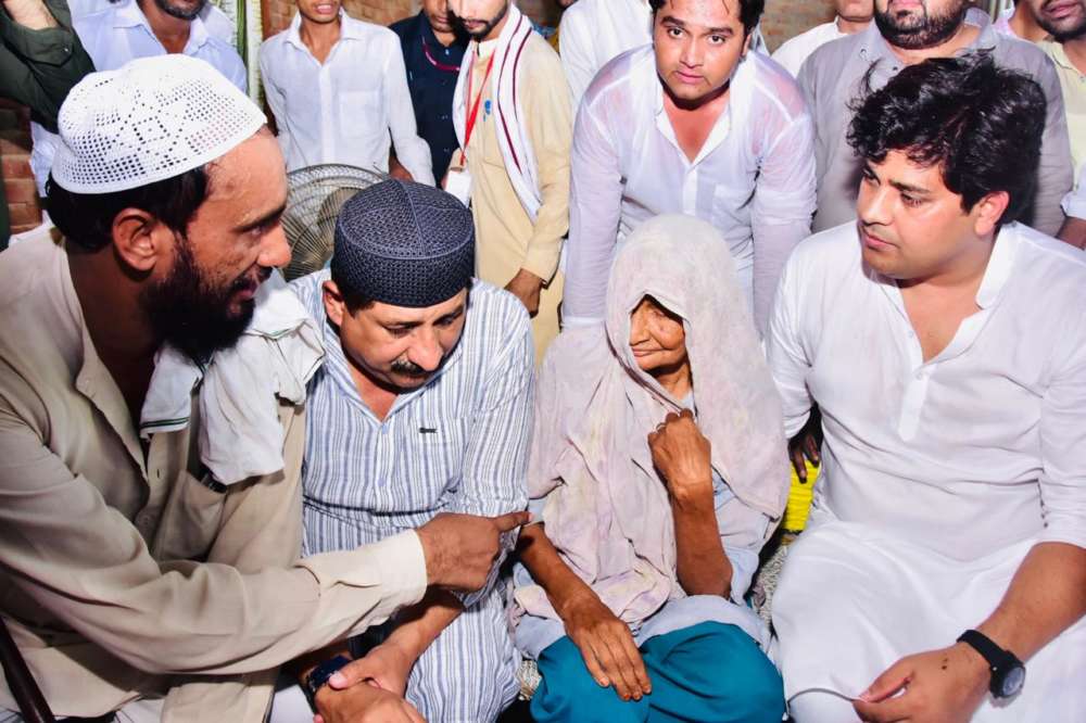 Imran Pratapgarhi donate Rs. 2 L to mob victim Oari Owais