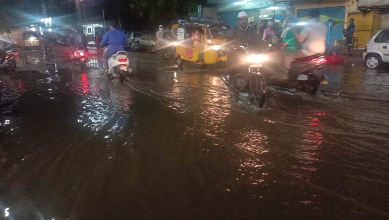 Heavy rain pummels Hyderabad, throws traffic haywire