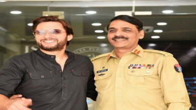 Hug triggers speculation: Will Shahid Afridi become future PM?