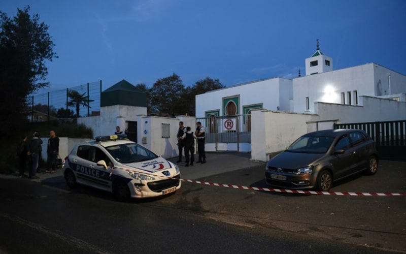 Man with rightwing links tries to burn French mosque, shoots two