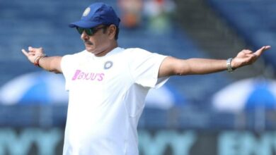 Ravi Shastri trolled for 'Titanic' pose