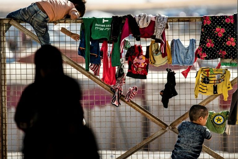 Syria: France 'worried' after 800 IS relatives escape camp