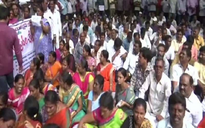 TSRTC strike: Driver attempts suicide, rescued by locals