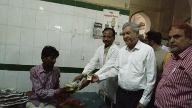 President-Jaleel-Ahmed-of-Taamer-e-Millat-distributing-fruits