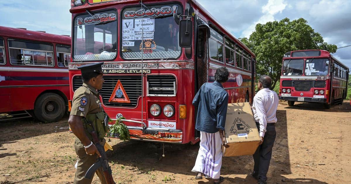 Sri Lanka: Gunmen fire on buses carrying Muslim voters