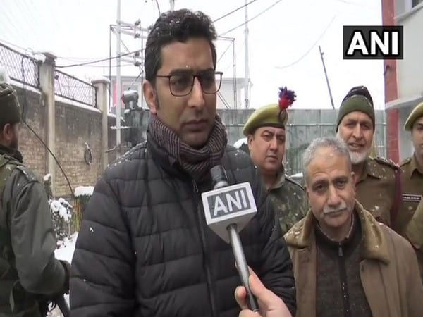 Srinagar: Power lines damaged due to snowfall being restored
