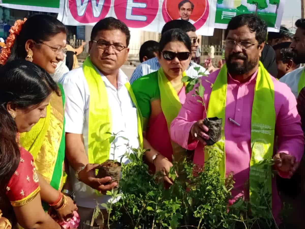 KCR’s birthday celebrated by party members & public at Charminar